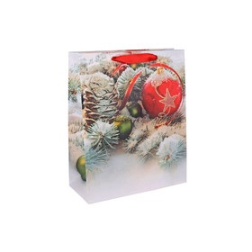 Ajándéktasak - kicsi (piros gömbdísz, havas fenyőággal és tobozzal)