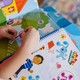 Melissa & Doug kreatív játék, újrahasználható matricakészlet, Azúrkék nyomok és te - Azúrkék kedvenc