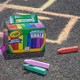 Crayola: Lemosható aszfaltkréta 48 db-os készlet dobozban